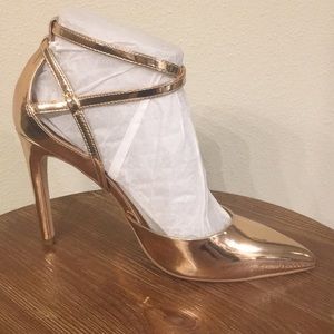 NIB H Halston Lola Metallic Ankle Strap Pumps